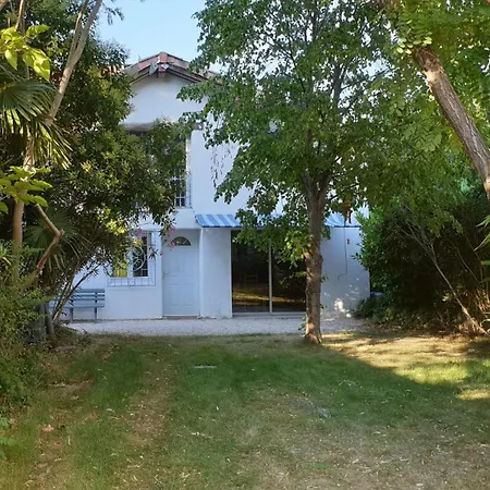 Holiday home La Petite Bicoque Au Fond Du Jardin